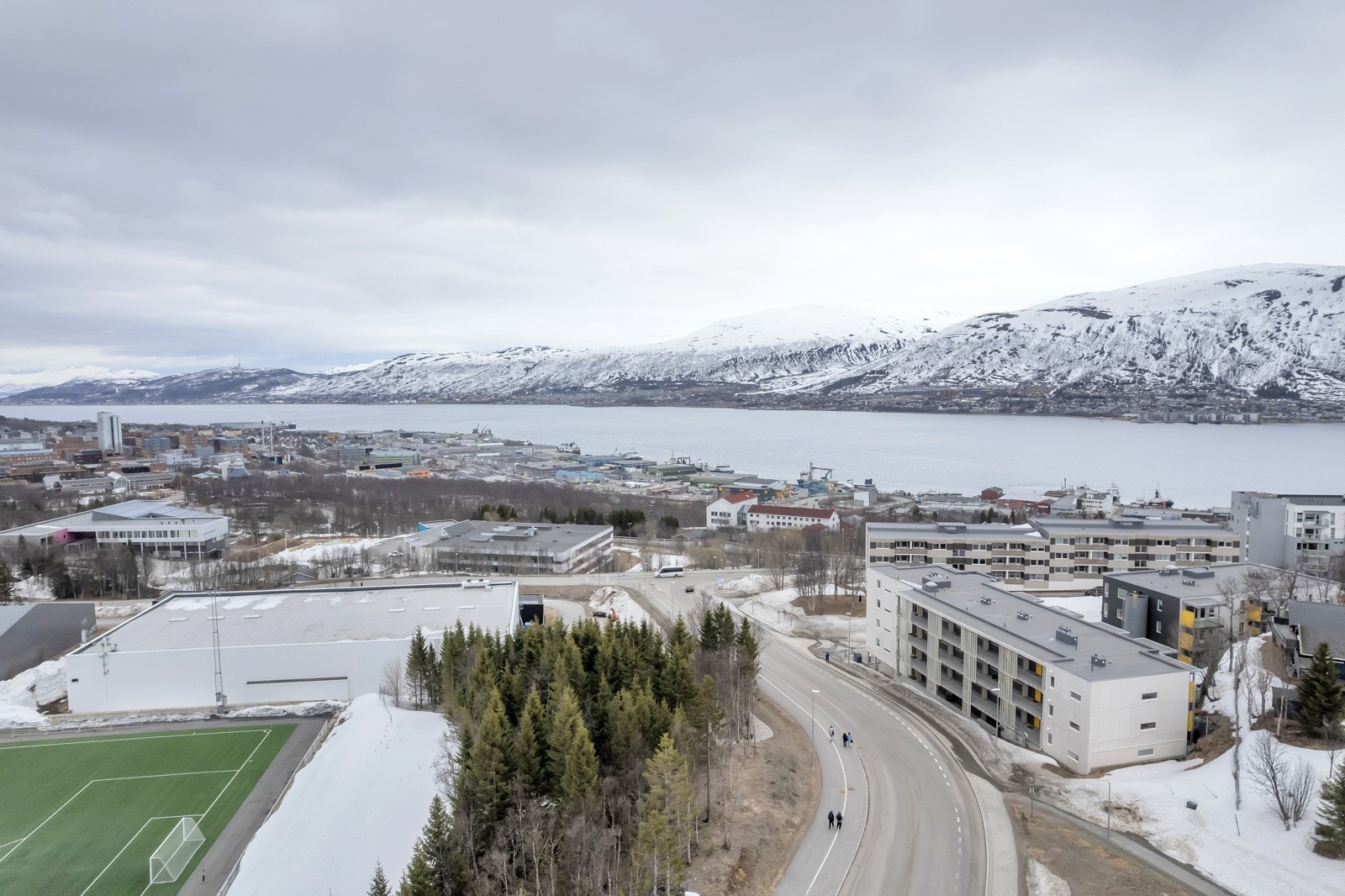 I nærområdet finner du bl.a. Fløythallen, treningssenter, dagligvarebutikk, Tromsøbadet, flere idrettshaller m.m. Galleribilde