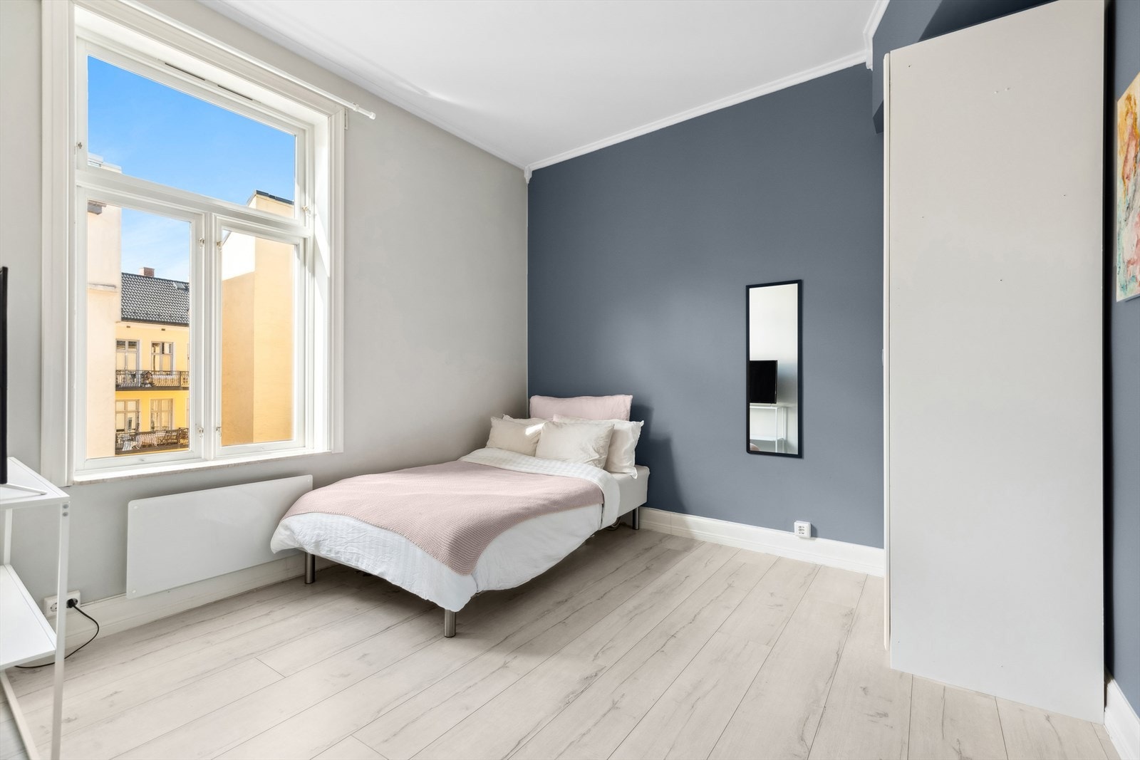 Soverom 2 er også av god størrelse. Her har du plass til dobbeltseng og annet ønsket møblement. Galleribilde