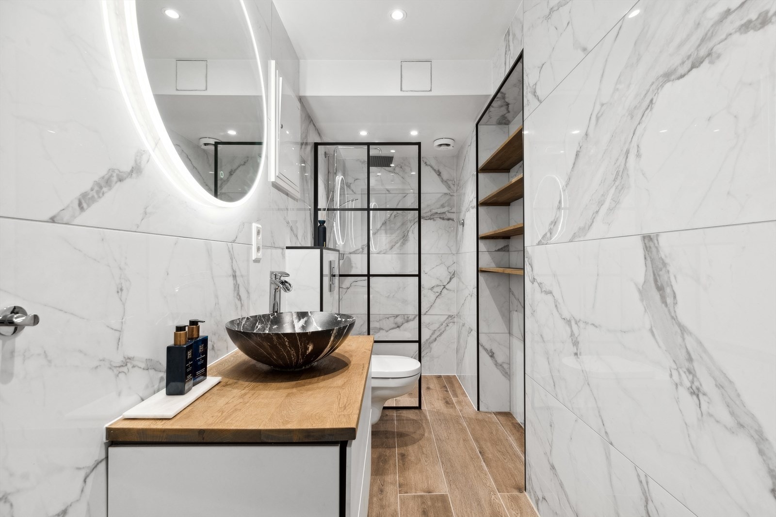 Pent flislagt baderom med varmekabler. Galleribilde