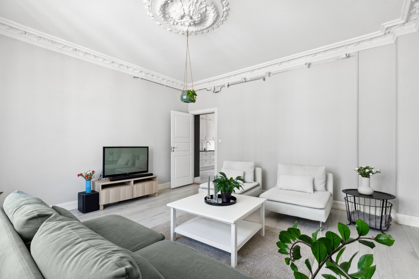 Leiligheten har en lys og luftig stue med svært god takhøyde (2.92m) Galleribilde