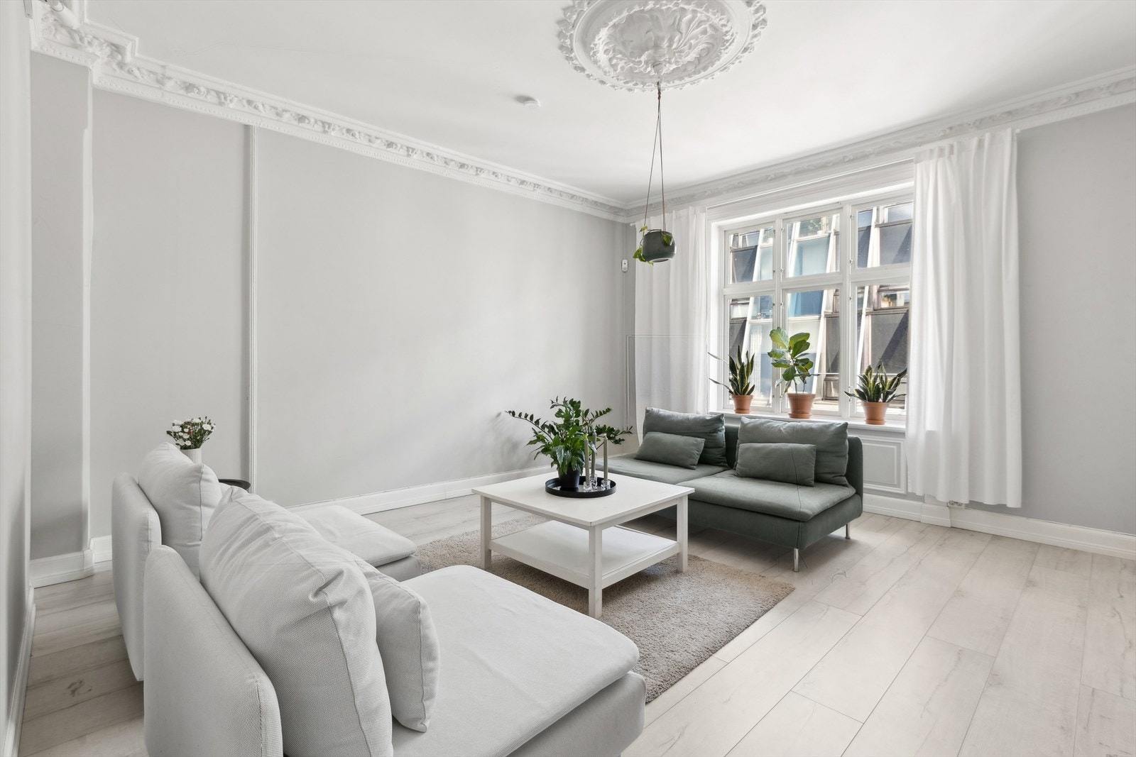 Store vindusflater sikrer rikelig med naturlig lysinnslipp. Galleribilde