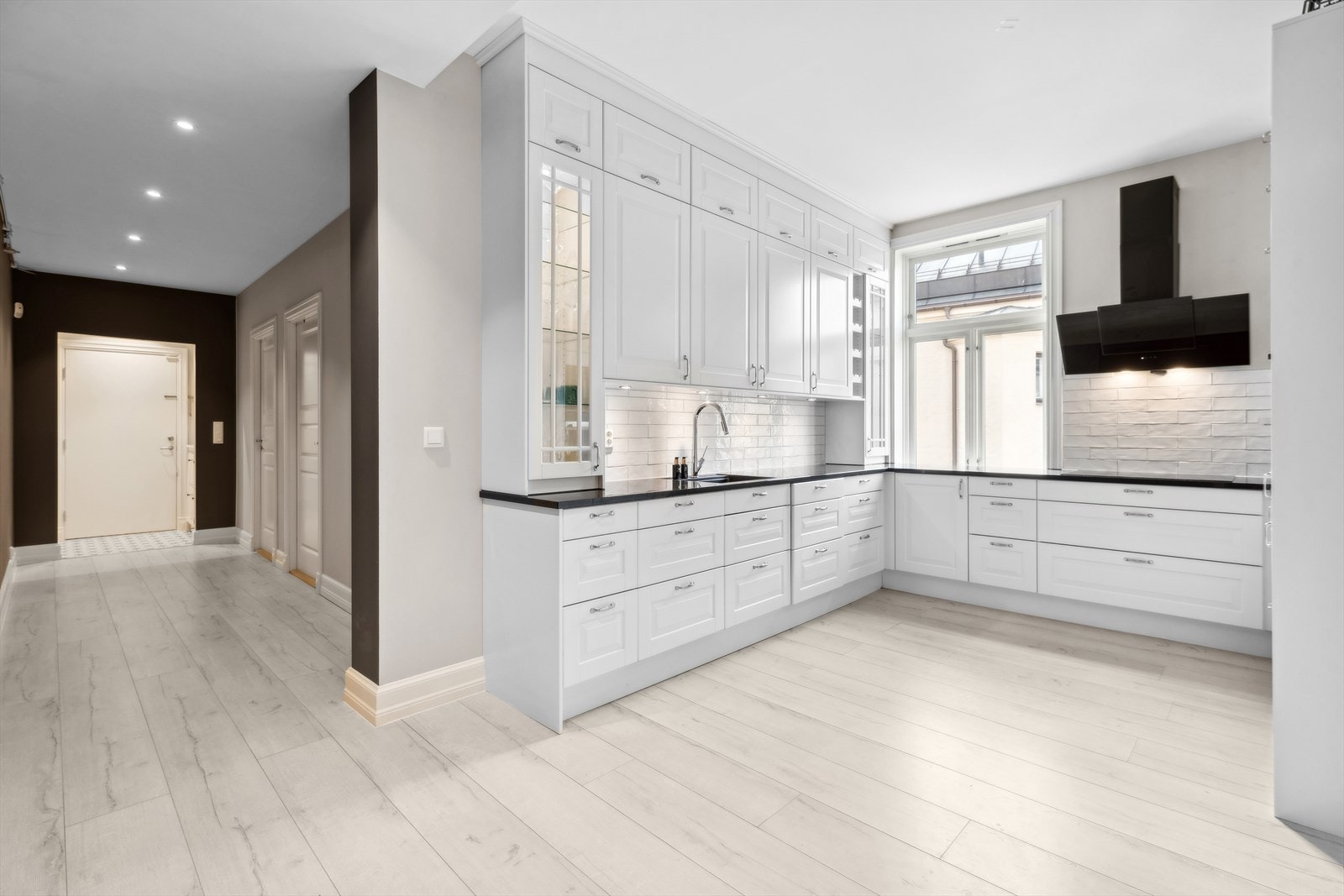 Ekstra deilig med vindu på kjøkken for naturlig lysinnslipp. Galleribilde