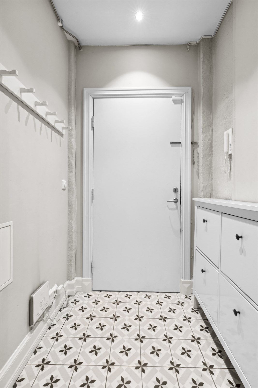 Boligen har en pent flislagt entrè med plass til yttertøy og sko. Galleribilde