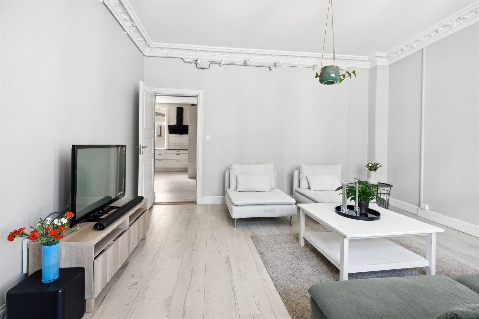 God plass til større sittegruppe med tilhørende møblement i stuen. Galleribilde