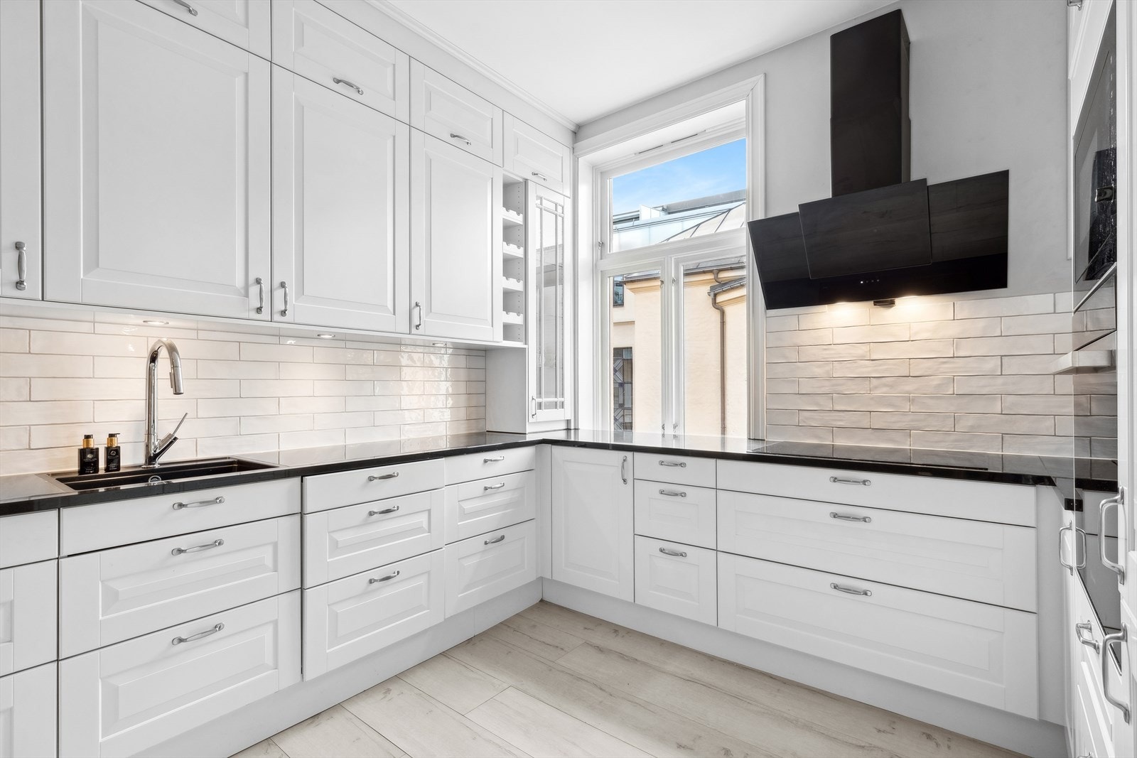 Videre er kjøkkenet utstyr med stekeovn, micro, oppvaskmaskin og kjøl/fryseskap. Waterguard og komfyrvakt er montert Galleribilde