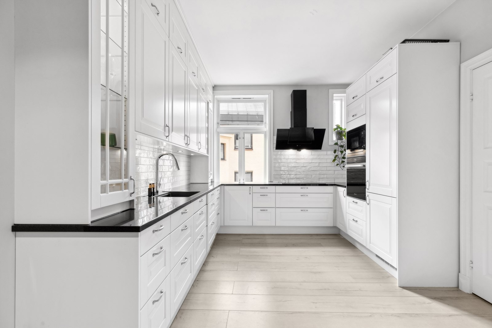 Lyst og tidløst kjøkken med godt med skap- og benkeplass. Galleribilde