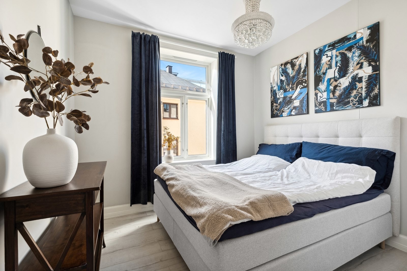 Boligen har tre soverom. Alle vender ut mot bakgård. Galleribilde