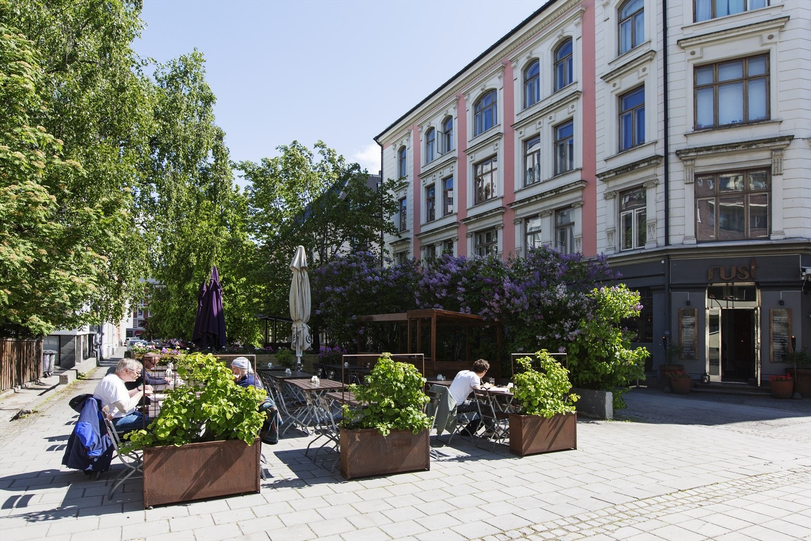 Nærområdet byr på en rekke kafeèr, restauranter og butikker. Galleribilde