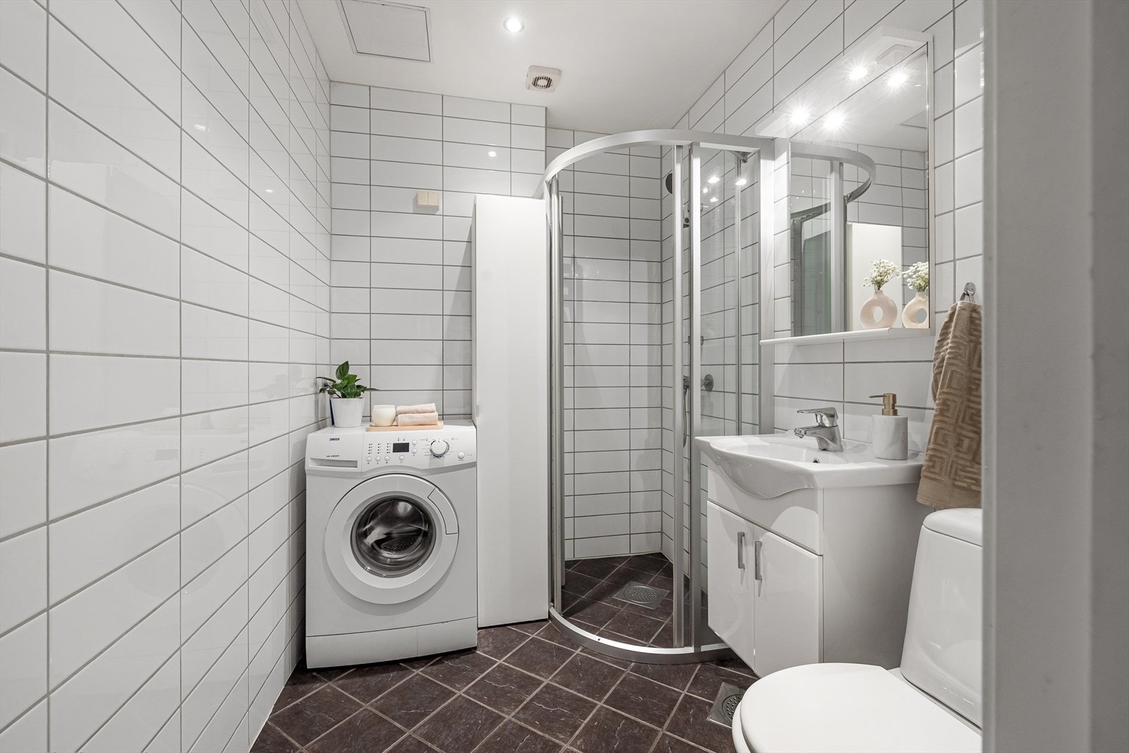 - Delikat flislagt baderom fra 2010 av god størrelse med varme i gulv - Galleribilde