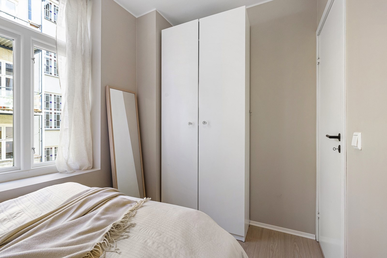 - Soverommet har et stort garderobeskap med gode oppbevaringsmuligheter. Denne følger boligen - Galleribilde