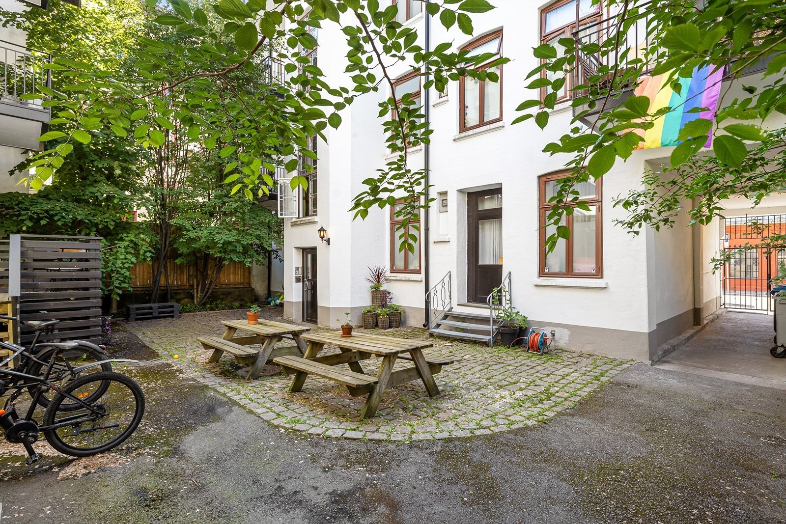- Det er en felles bakgård som er pent opparbeidet. Her finner man både sitteplasser, og sykkelstativ - Galleribilde