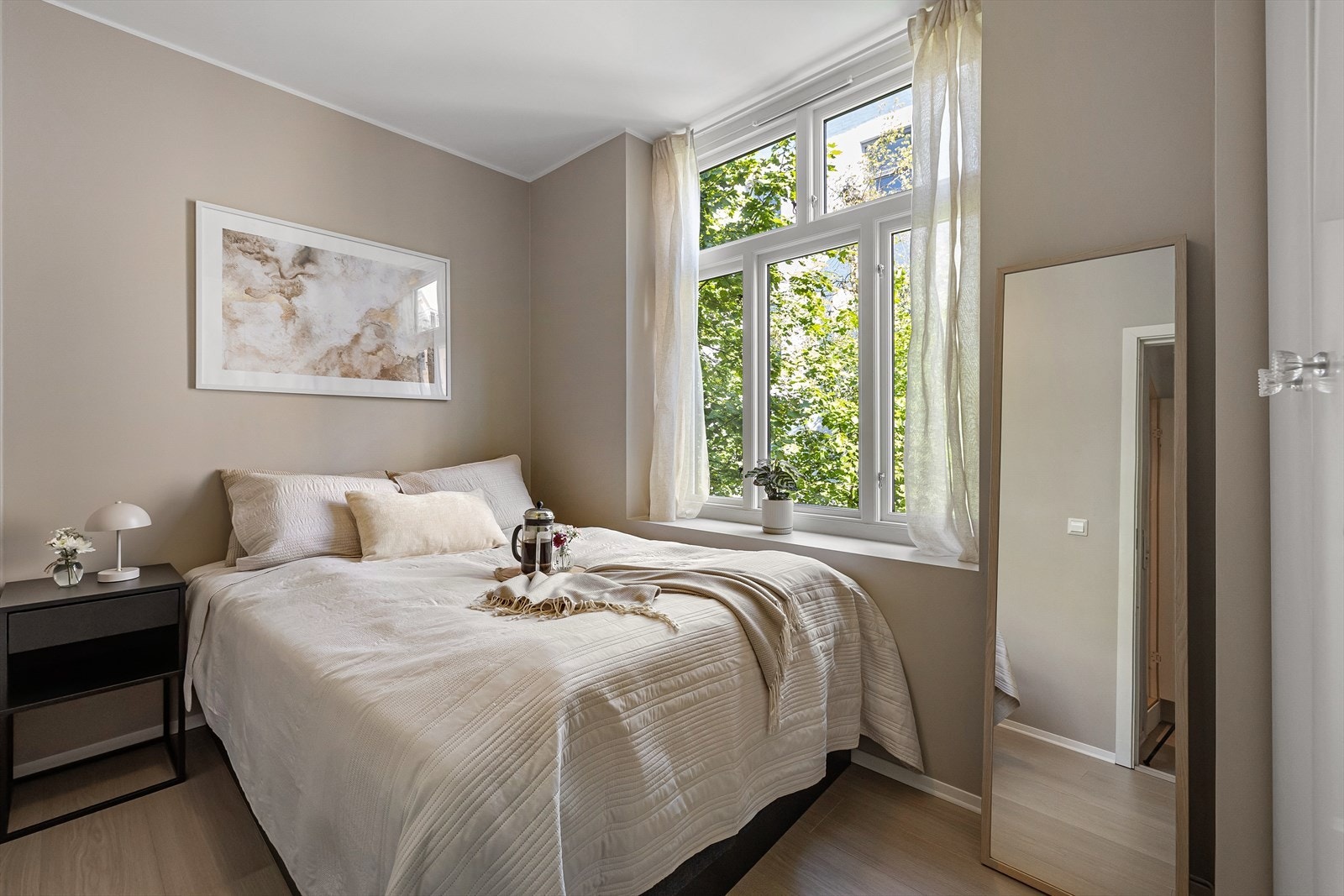 - Hovedsoverommet er av god størrelse med plass til dobbeltseng - Galleribilde