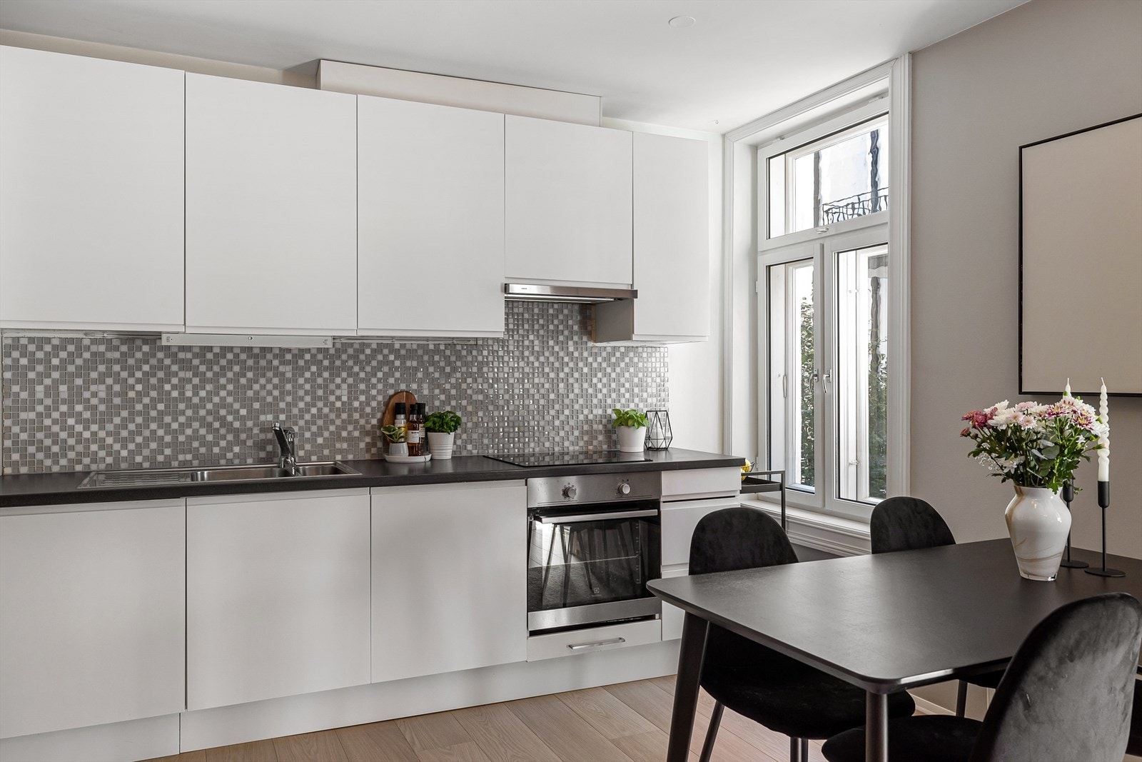 - På kjøkkenet er det integrert hvitevarer som induksjon koketopp, stekeovn, oppvaskmaskin og kjøleskap med fryser - Galleribilde