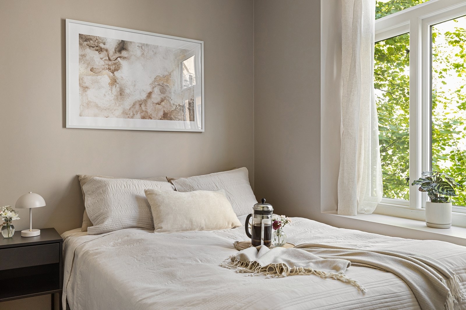 - Det ble i 2017 montert nye malte trevinduer med 2-lags glass i hele boligen. Alle vegger er malt i perioden 2021 til 2023 - Galleribilde