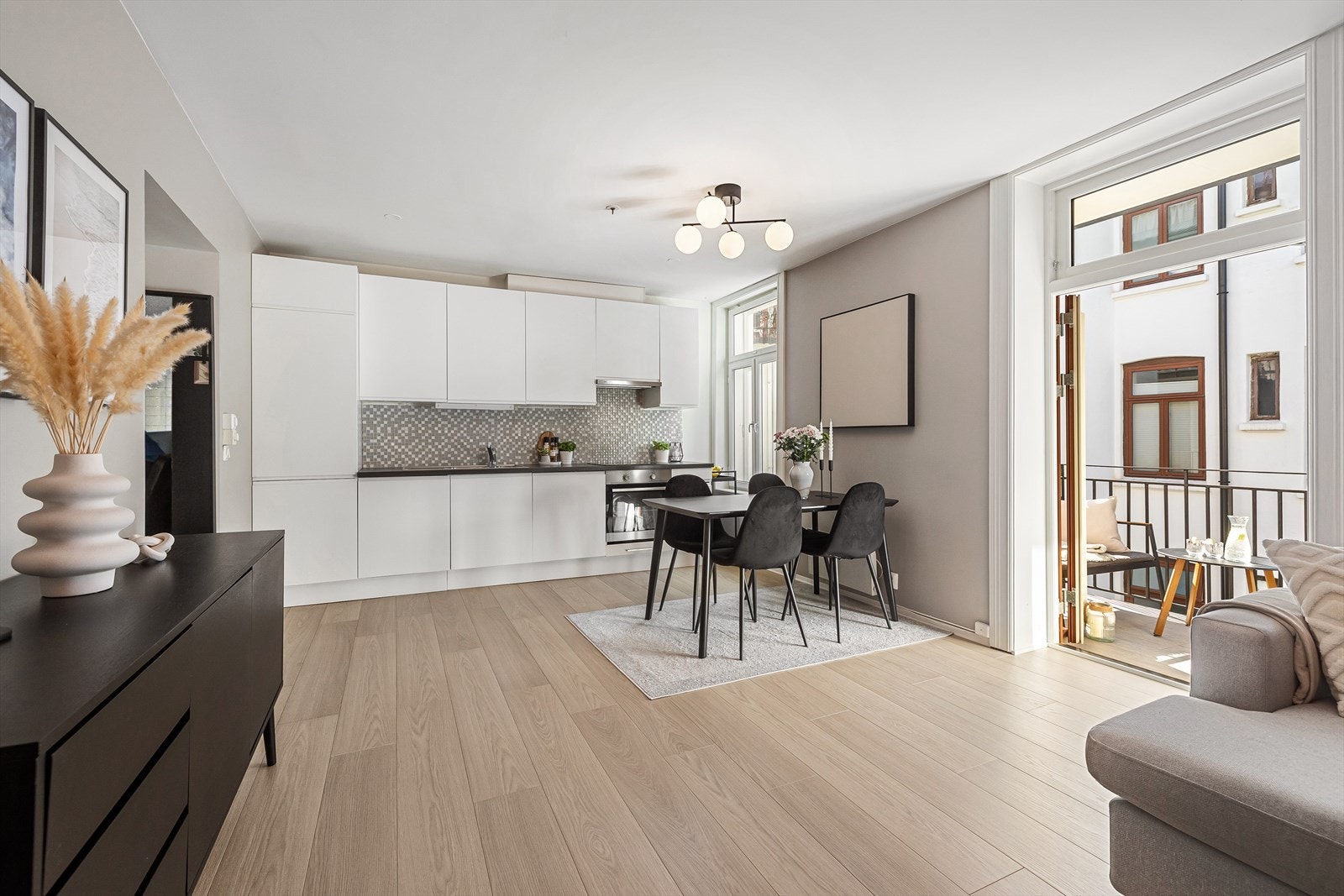 - Kjøkkenet ligger i en åpen og sosial løsning med stuen - Galleribilde