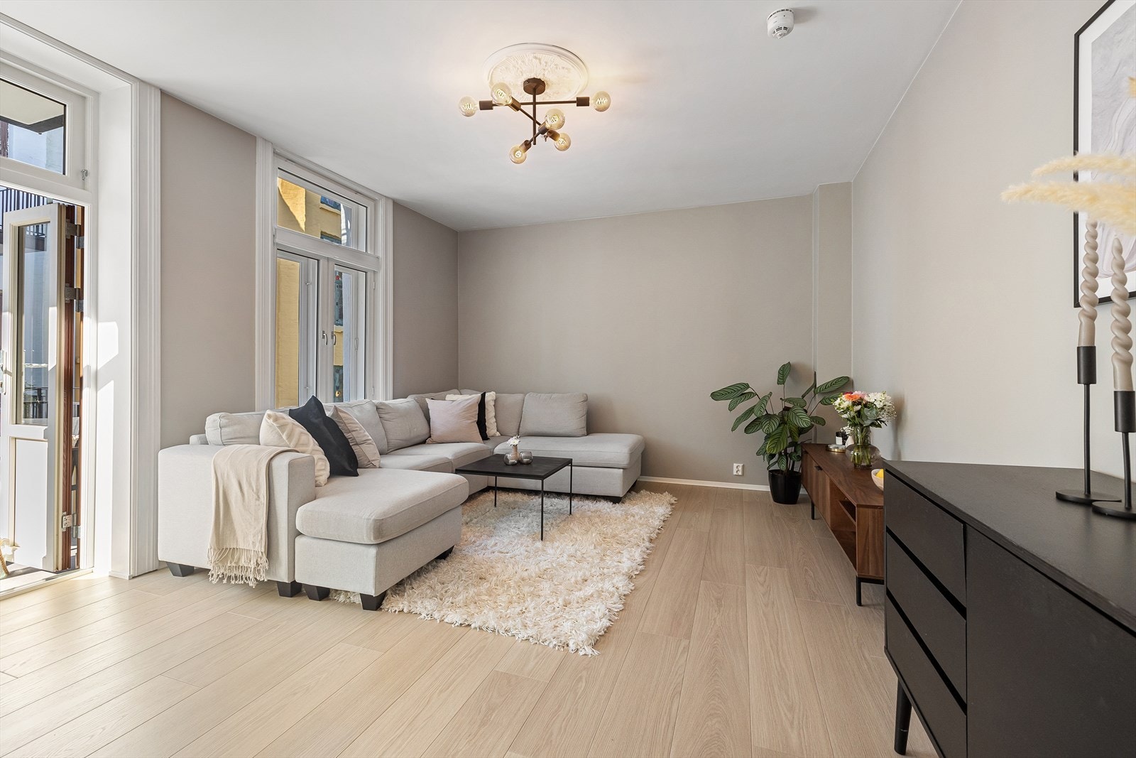 - Stuen byr på god takhøyde og gode innredningsmuligheter. Det ble lagt nytt gulv og lister i alle rom i 2023 - Galleribilde