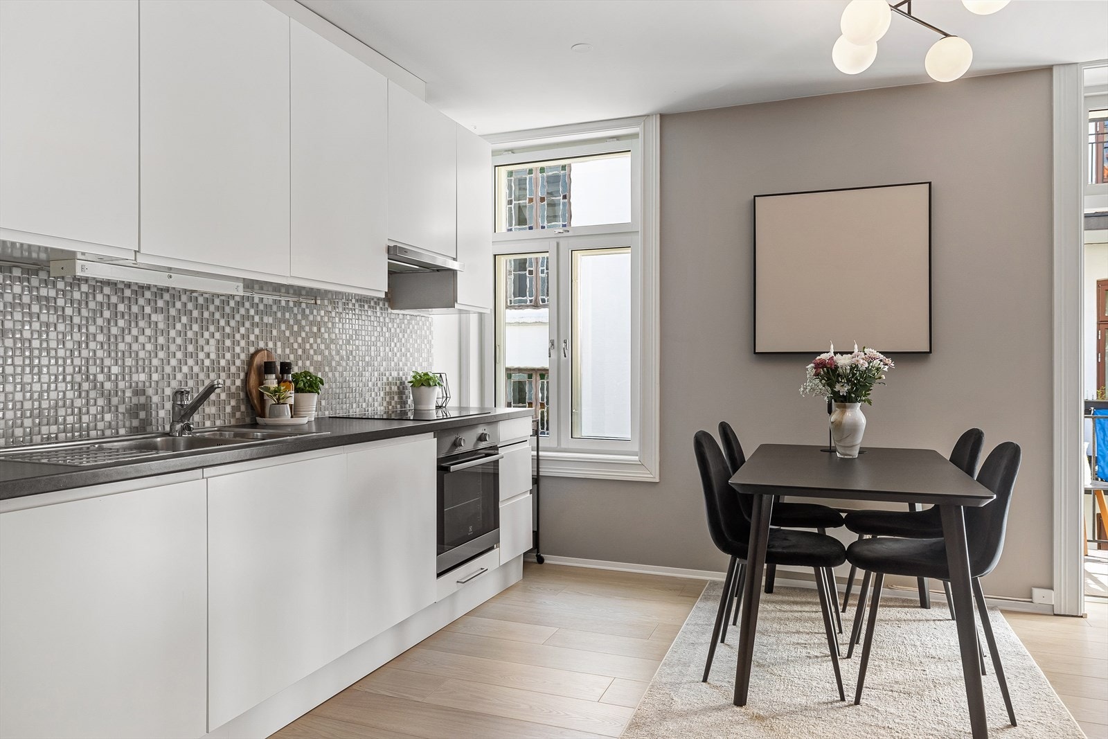 - Det er naturlig plass til spisebord på kjøkkenet. Her kan alle dagens måltider nytes i ro og fred - Galleribilde