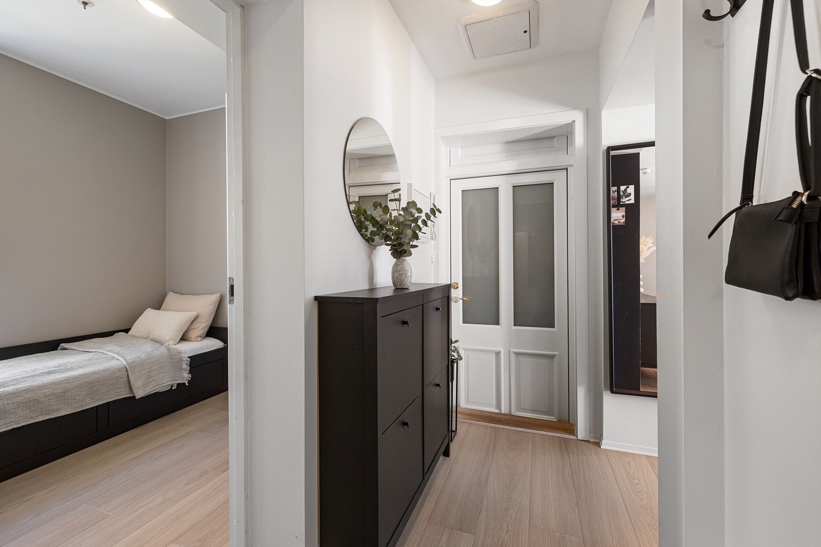 - Leiligheten har en romslig og åpen entré med gode muligheter for oppbevaring av sko, jakker og mer - Galleribilde