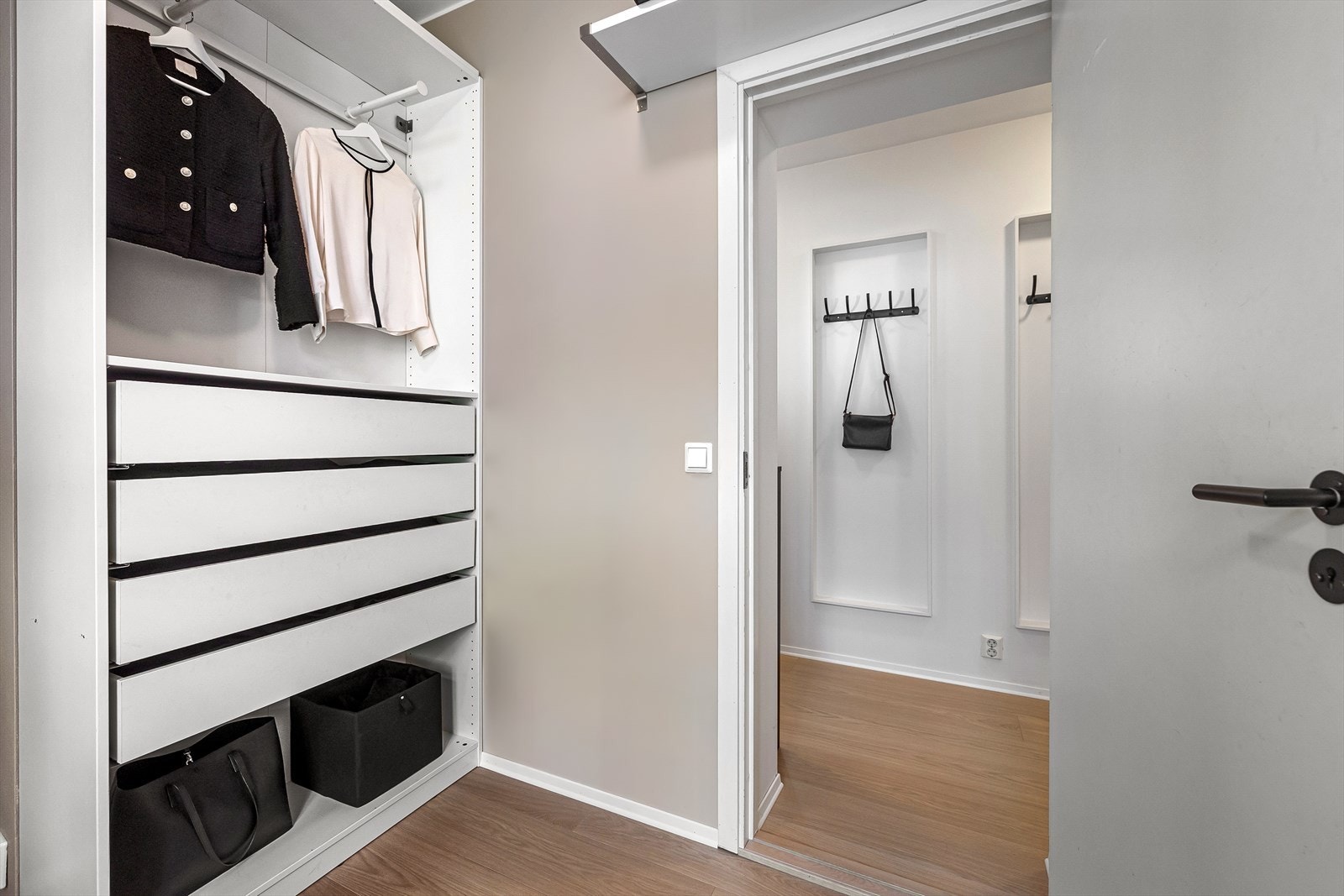 - Smart garderobeløsning på soverommet som følger boligen - Galleribilde