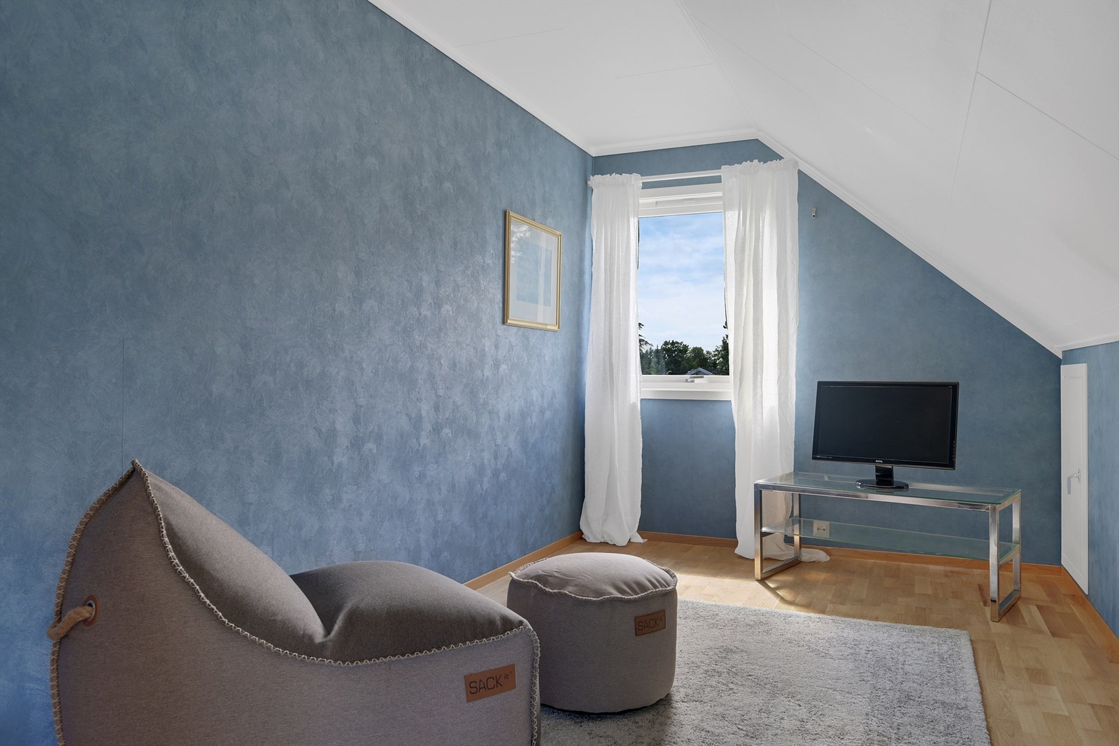 Flott tv-stue med utgang til balkong. Rommet er perfekt for deg som har ungdommer i hus - eller hjemmekontor? Galleribilde