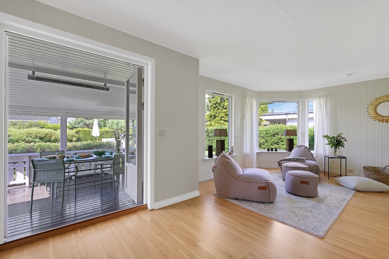Fra stuen er det utgang til en hyggelig, innglasset terrasse - et fantastisk rom kan benyttes som en ekstra stue fra tidlig vår til sent på høst. Galleribilde