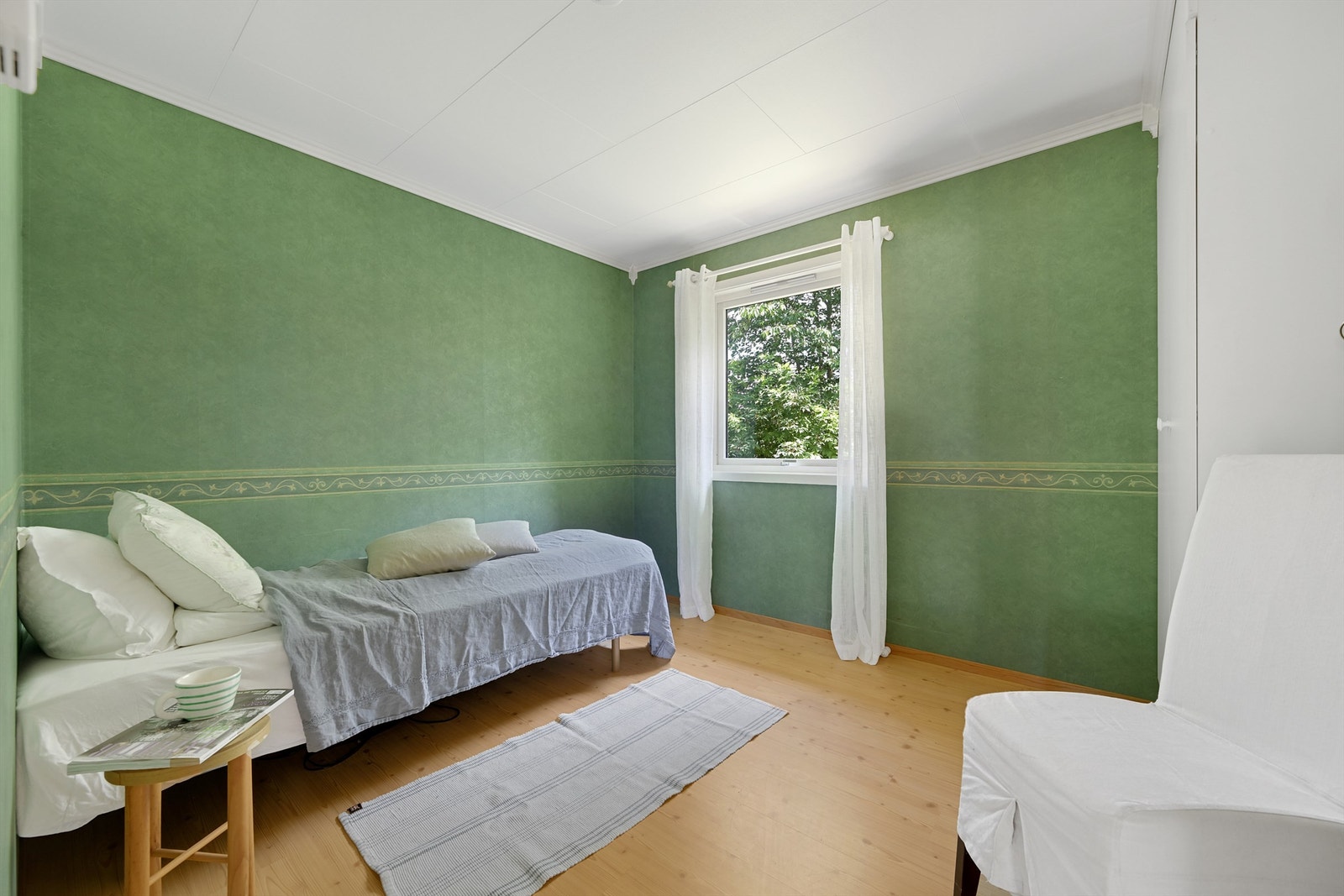 I denne etasjen er det også et romslig soverom med garderobeskap. Galleribilde