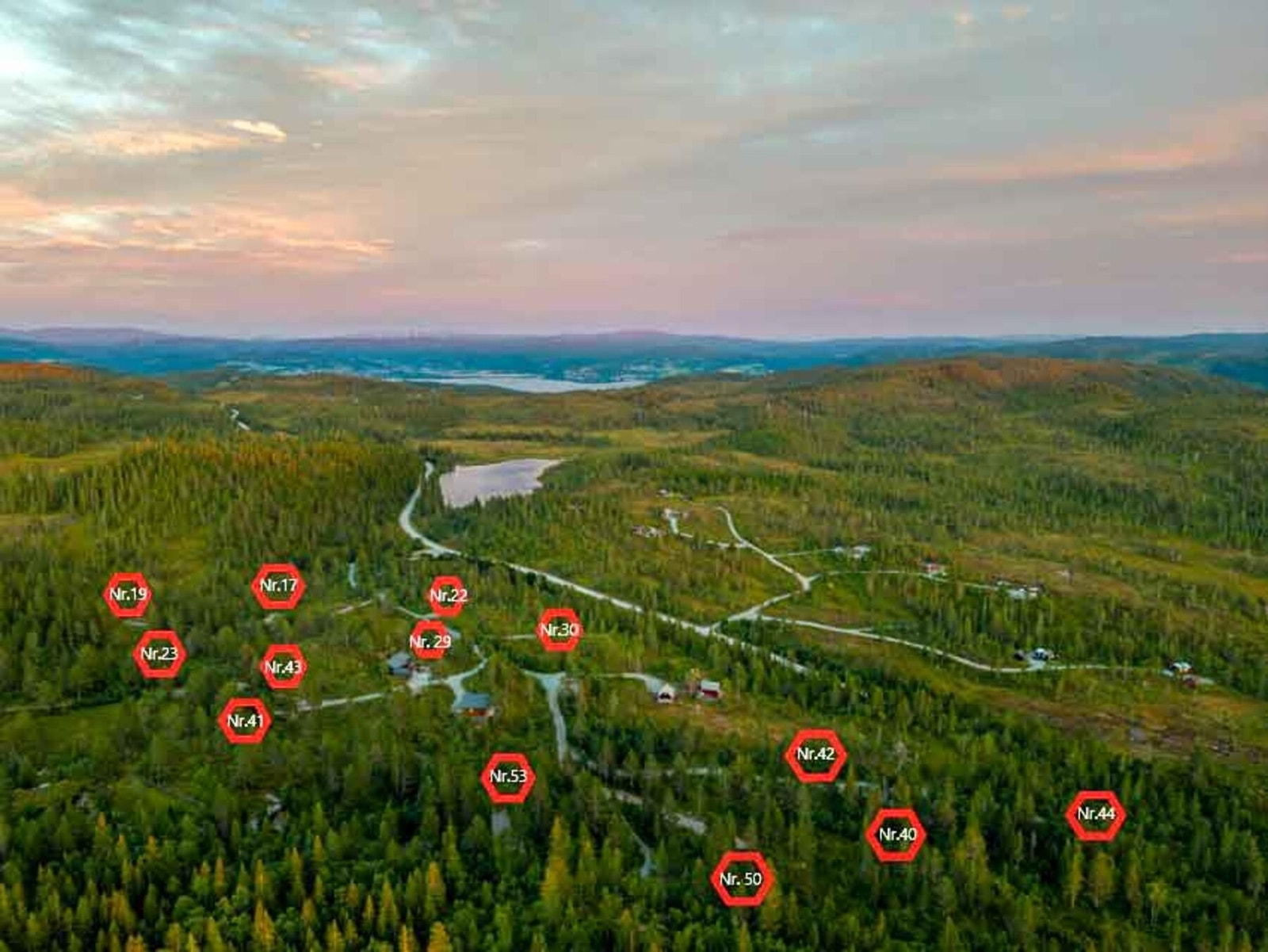 Dronefoto overtomtefeltet med tomtene illustrert. Estimert plassering Galleribilde