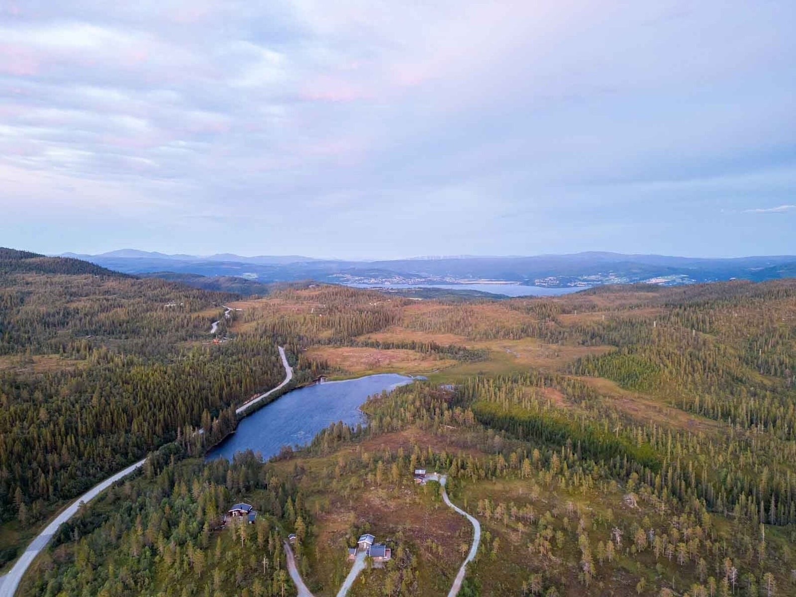 Dronefoto over området mot Selbusjøen. Galleribilde
