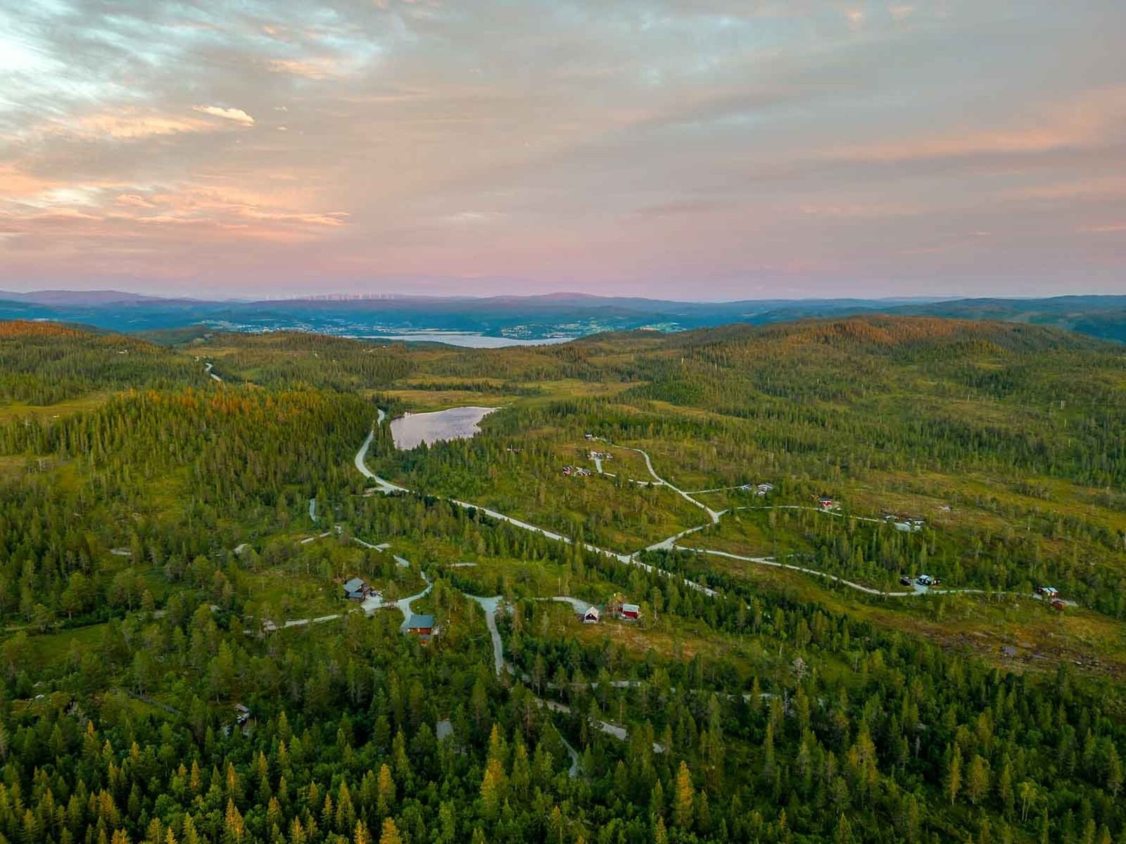 Dronefoto over tomtefeltet Galleribilde