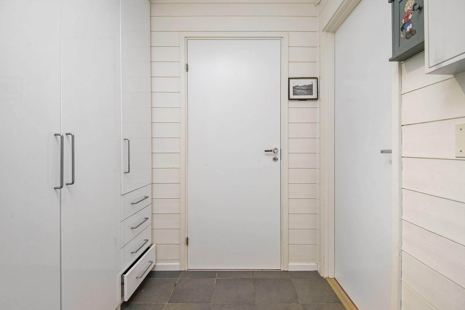 Entré med god plass til å ta av yttertøy og sko. Galleribilde