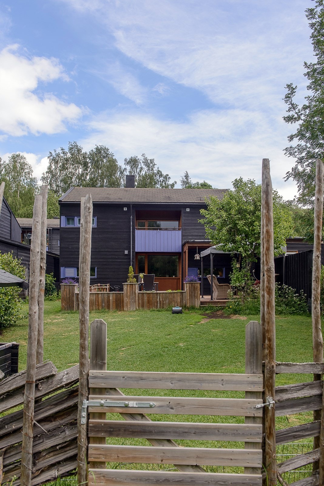 Skigard på nedsiden av boligen. Galleribilde