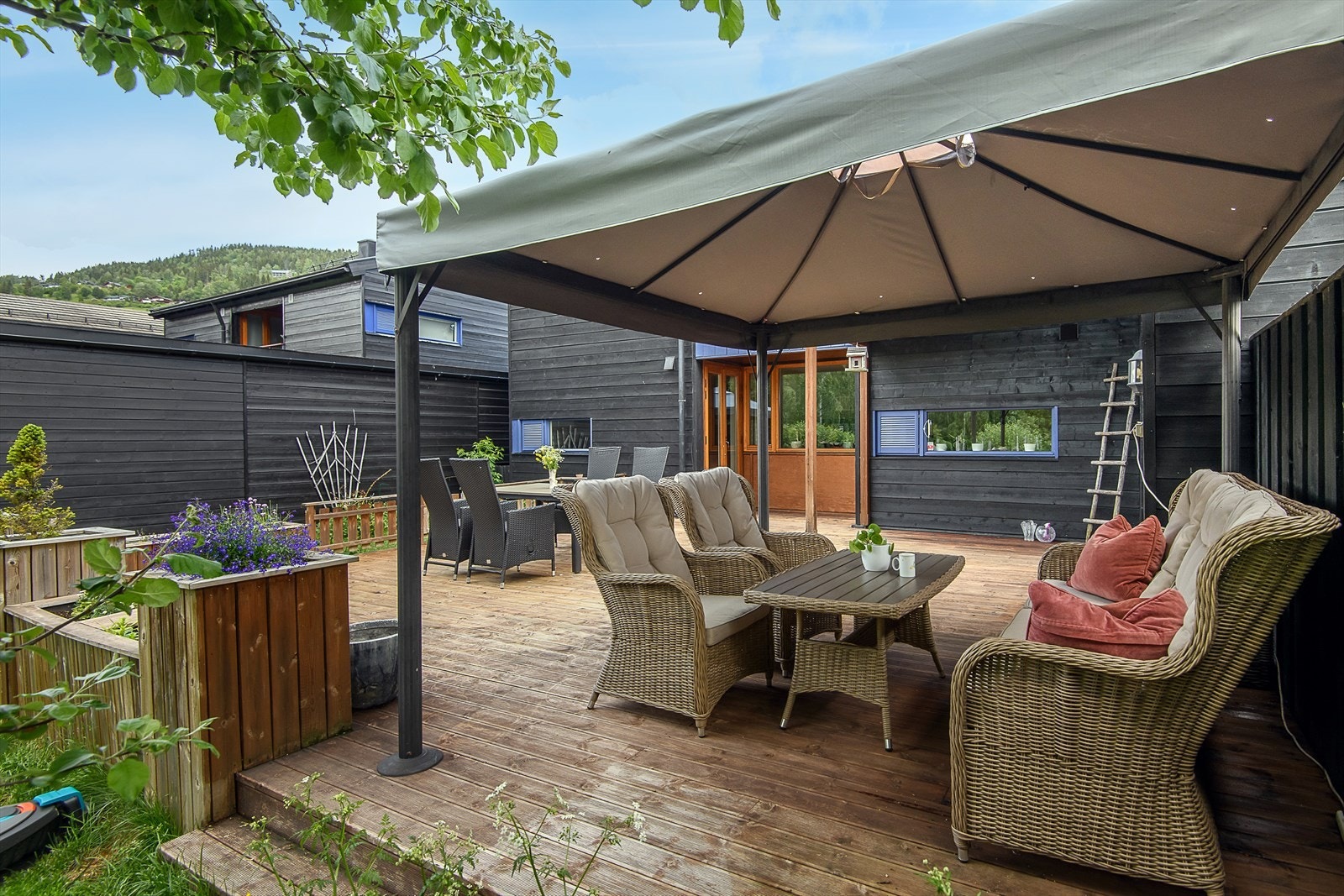 Terrassen er ca. 50 m2 og er bygd i 2016. Galleribilde