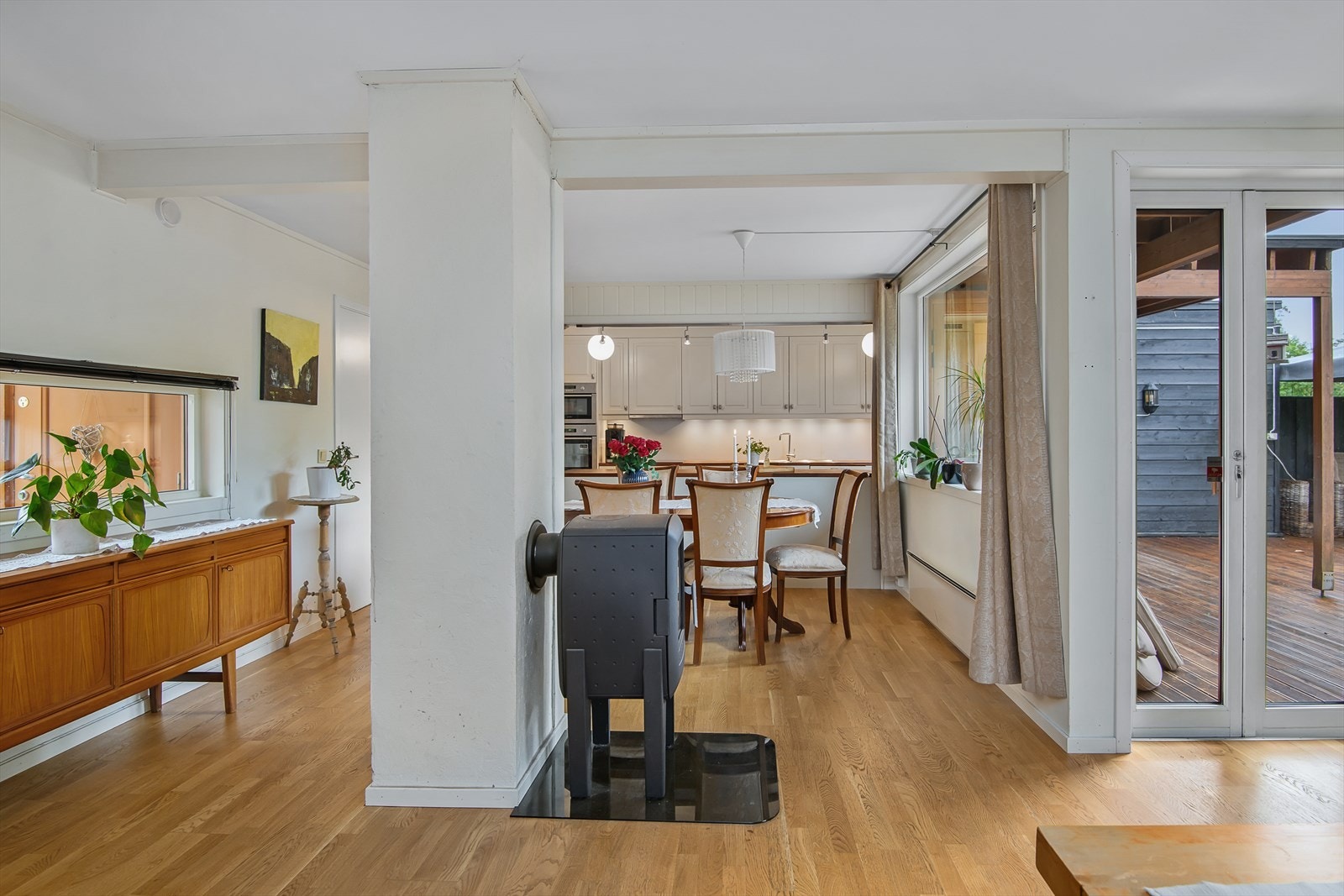 Kjøkken og stue i åpen løsning. Galleribilde