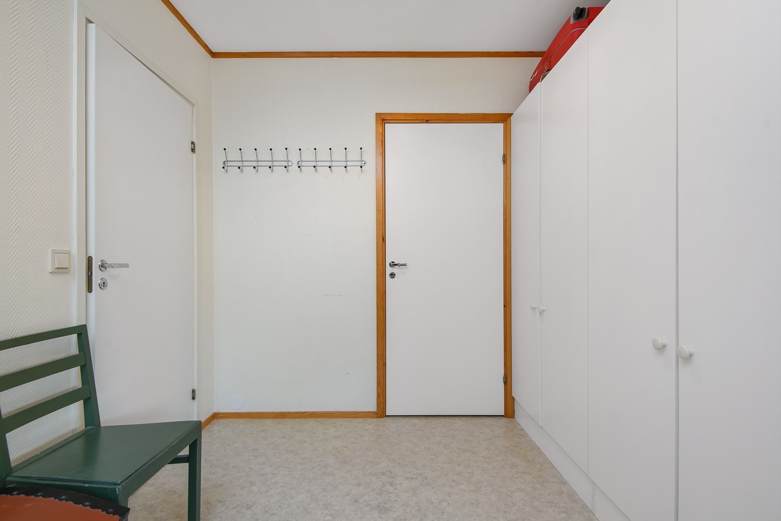 Veldig god lagringsplass i hovedsoverommet. Tilgang på bod. Galleribilde