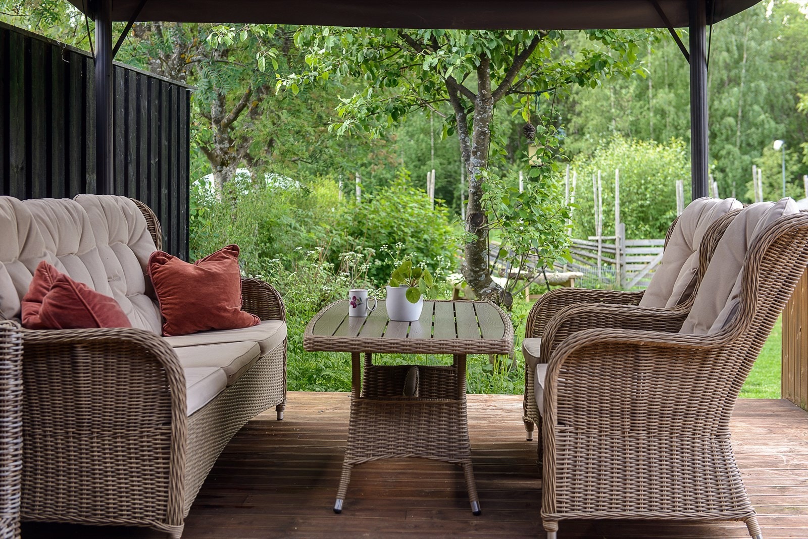 Stor terrasse med plass til flere sittegrupper. Galleribilde