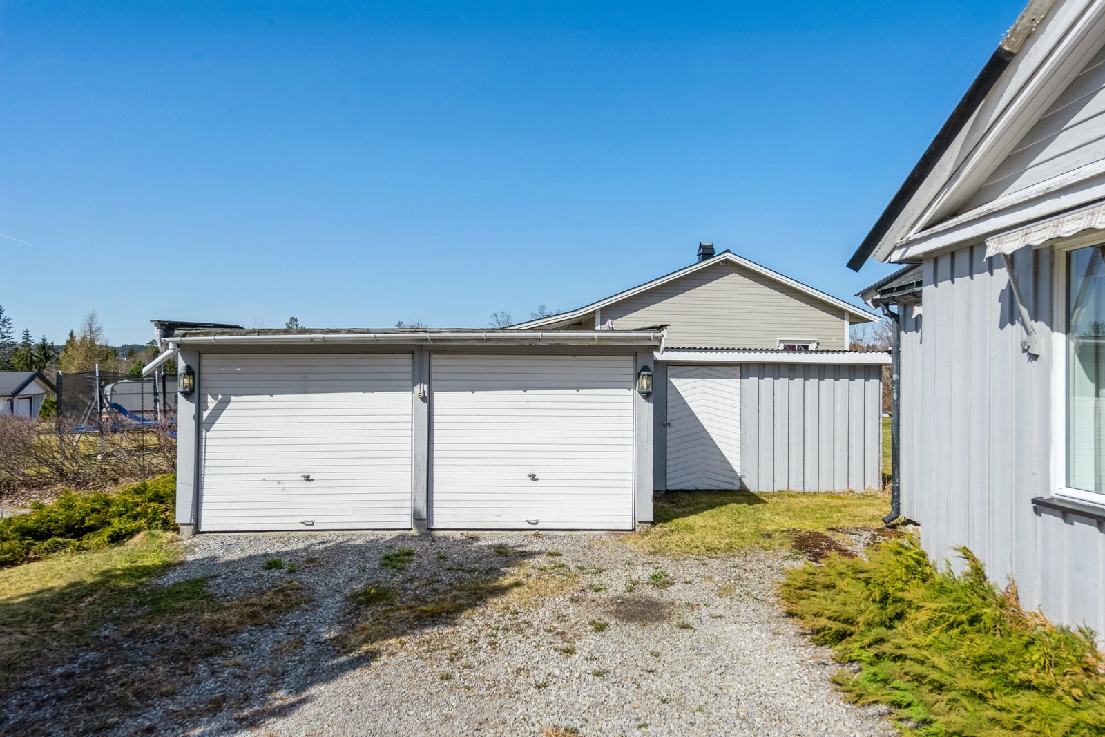 Dobbel garasje med uthus Galleribilde
