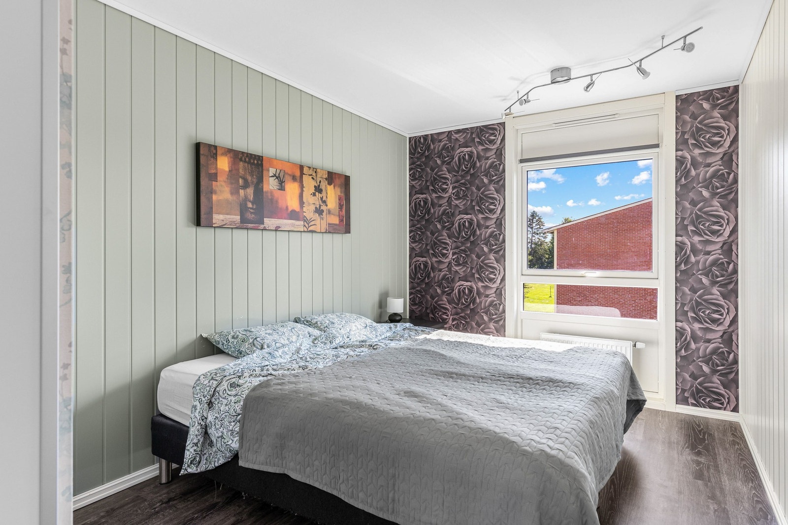 Soverom med god plass til stor seng. Galleribilde