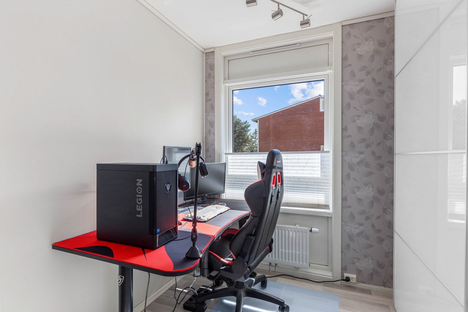 Leiligheten har totalt 3 soverom. Dette soverommet er innredet som kontor/garderoberom. Galleribilde