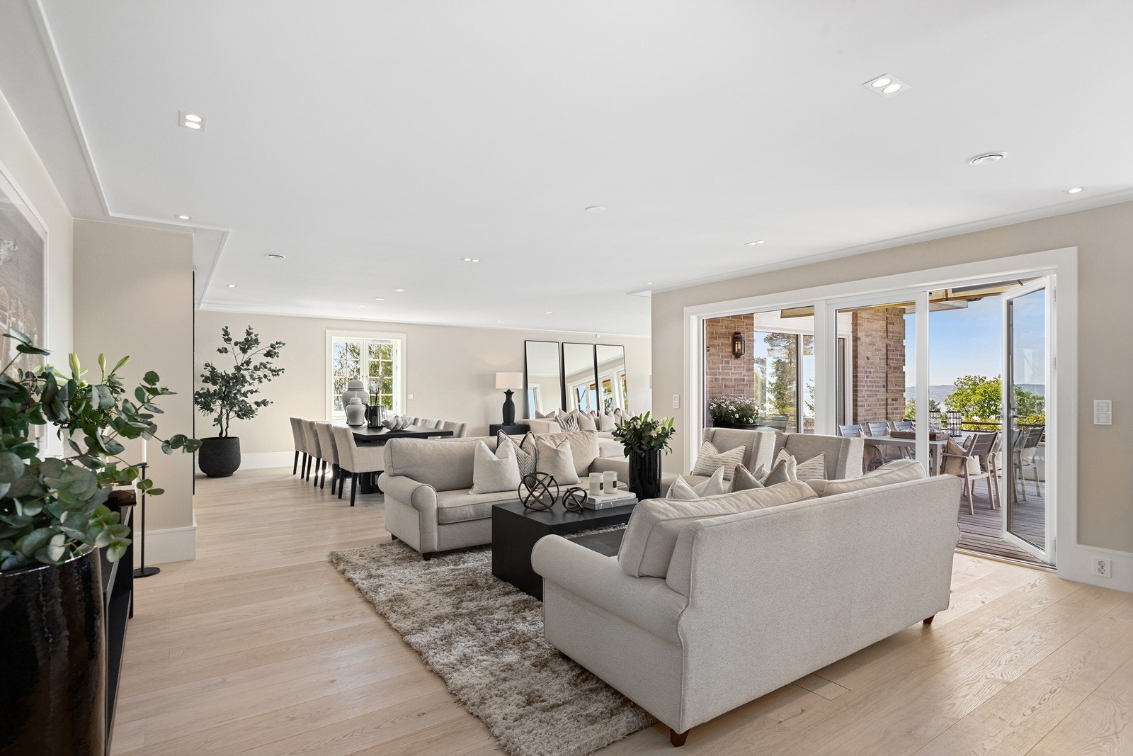 Ste og terrasse sett fra kjøkken Galleribilde