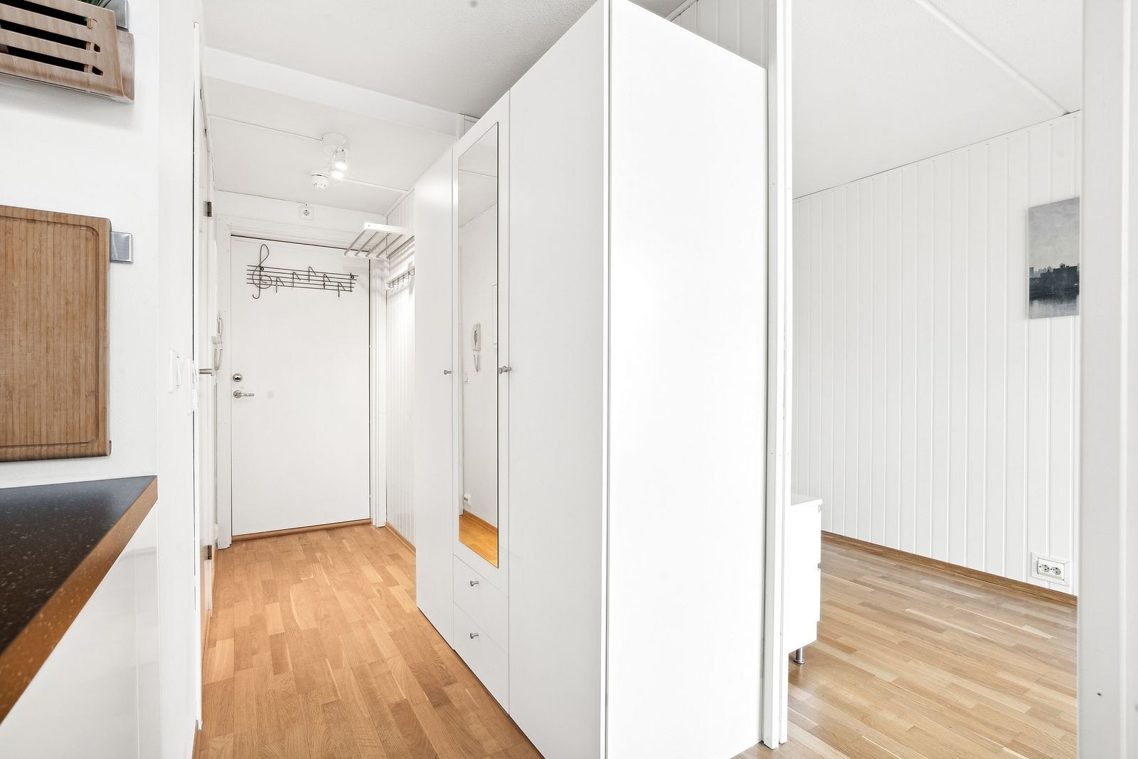 Velkommen inn! Entre med plass til oppheng av klær og sko Galleribilde