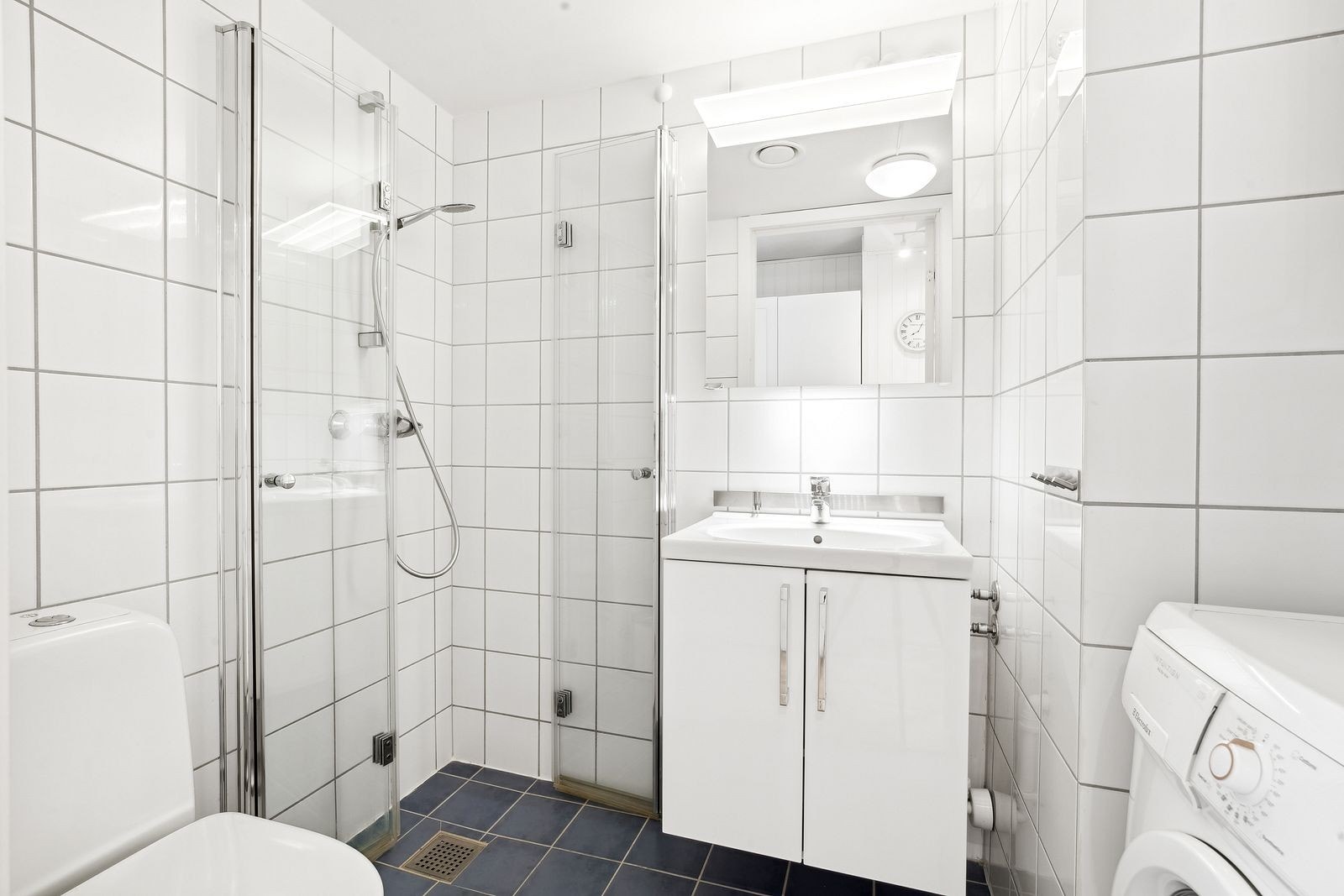 Pent flislagt bad. Vaskemaskin medfølger Galleribilde