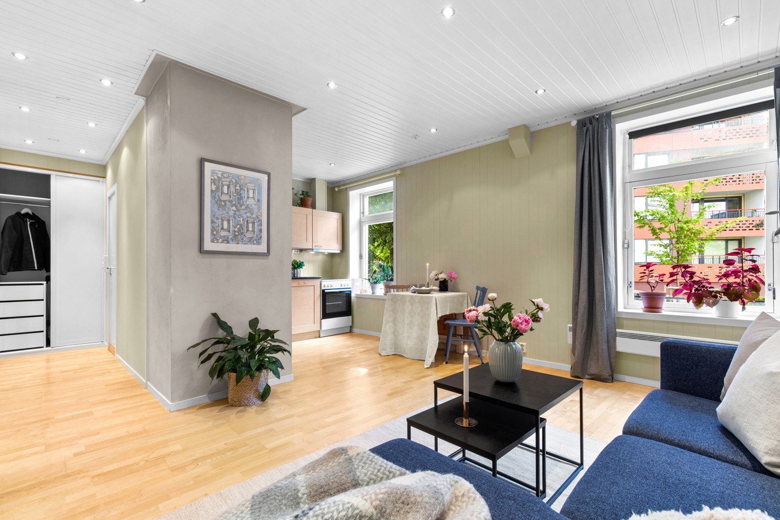 Stuen har plass til både sofa og spisebord, samt kontorplass eller annet møblement, alt avhengig av hvordan du ønsker å innrede Galleribilde