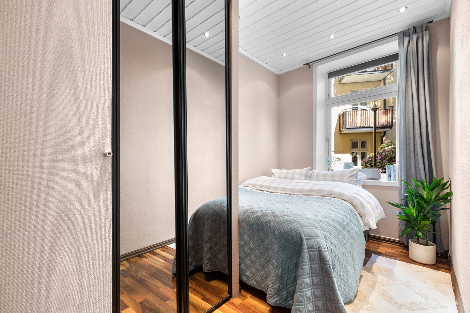 Soverommet ligger skjermet innerst i boligen i tilknytning til entreen og vender inn mot borettslagets fredelige bakgård Galleribilde