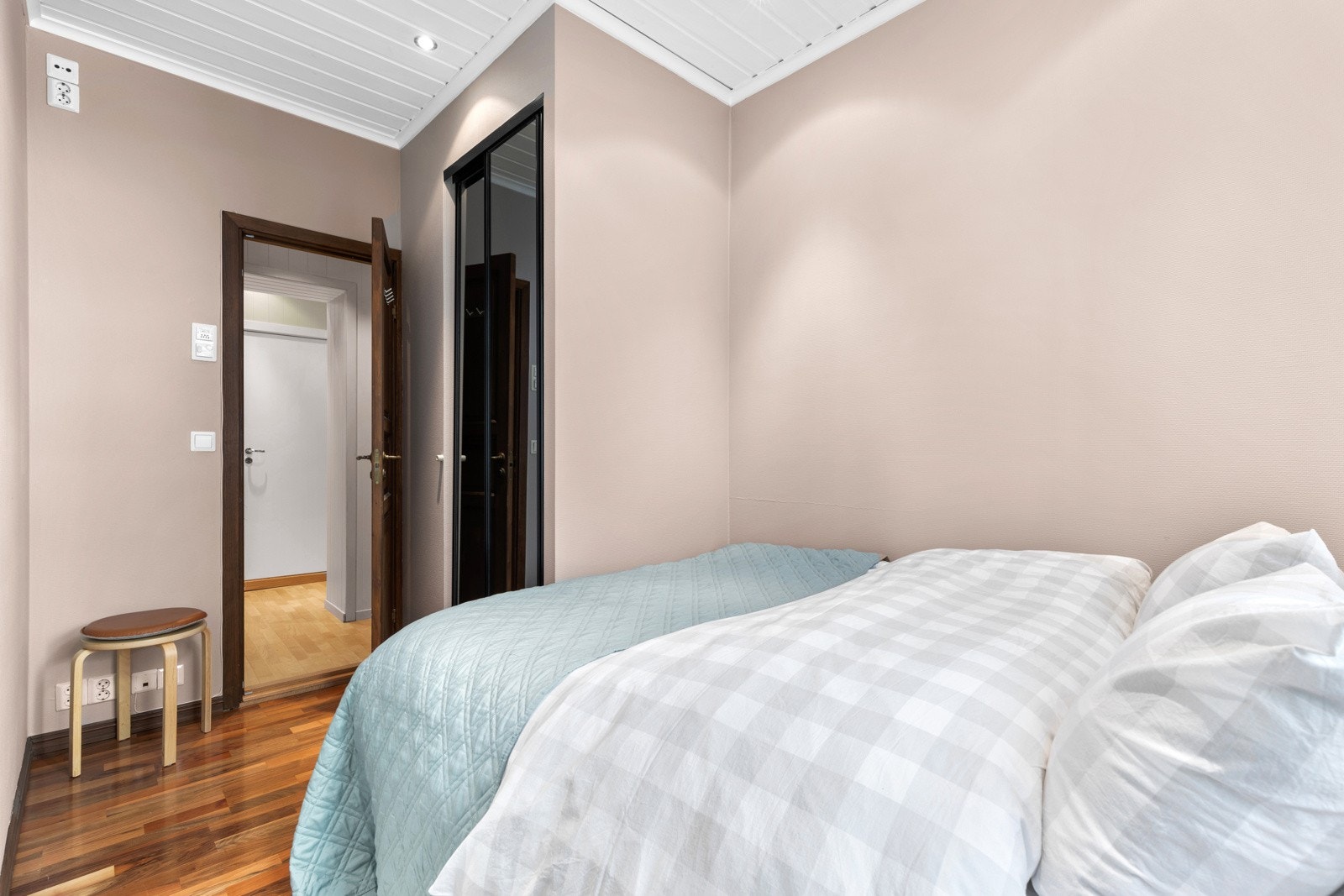 Soverommet har plass til stor seng og øvrig møblement. Soverommet er i dag innredet med 150 cm bred seng. Skyvedørsgarderobe i nisje i vegg. Galleribilde