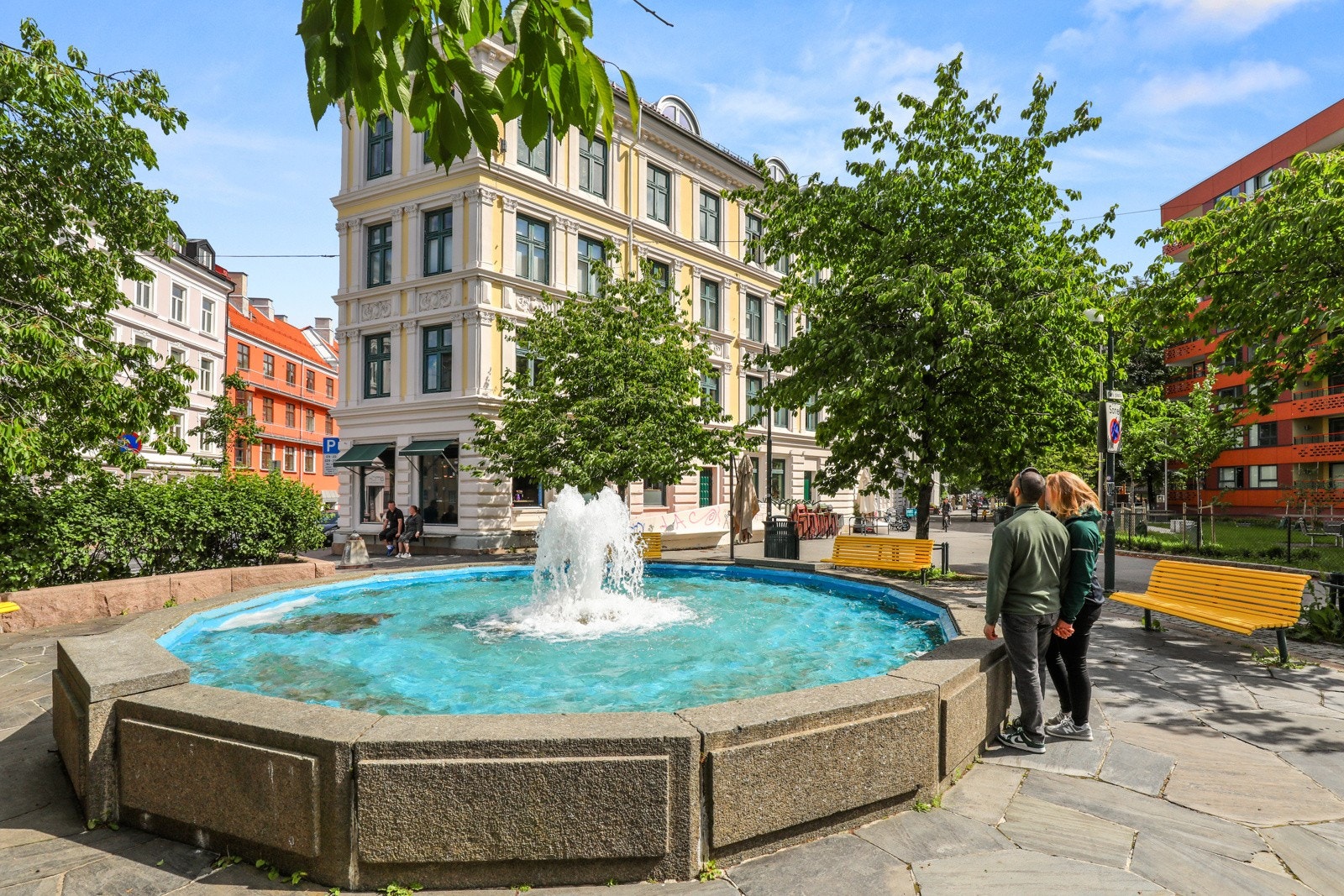 Leiligheten har en sentral og samtidig tilbaketrukket beliggenhet ved Sørli Plass på Tøyen, rett ved Enerhaugen Galleribilde