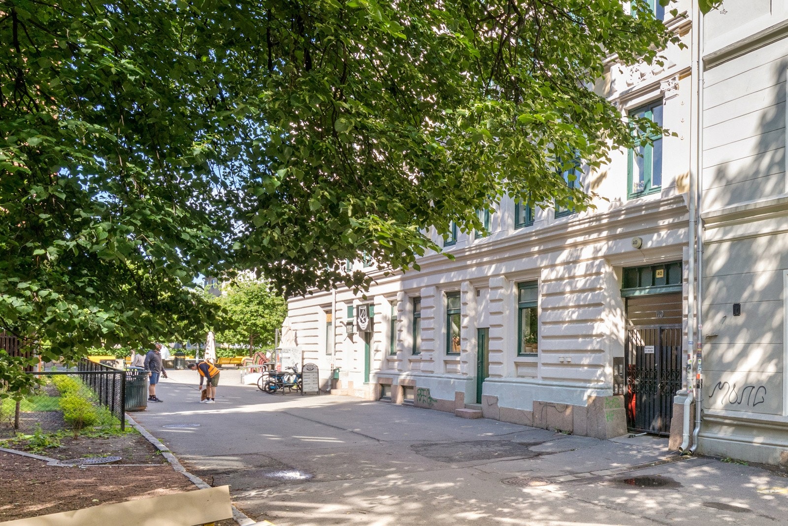 Leiligheten ligger i høy 1. etasje. Sørligata er regulert til gangvei. Borettslaget har utført utbedring av tak og fasader i senere tid. Galleribilde