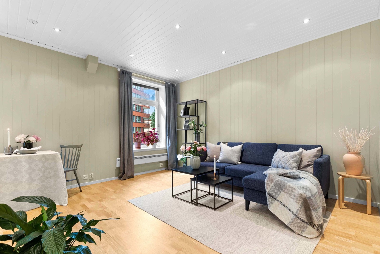 Innbydende stue med store vinduer og dype karmer, som slipper inn mye naturlig lys Galleribilde