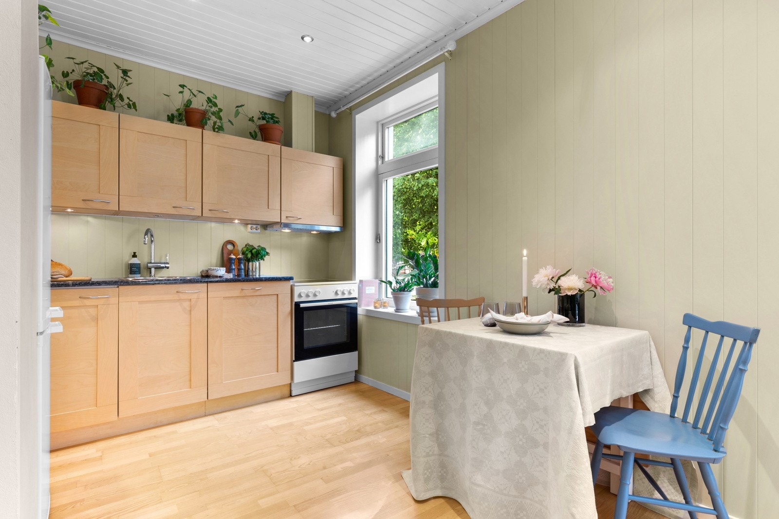 Koselig kjøkken med god skapplass og fine arbeidsbenker. Naturlig plass for spisebord i tilknytning til kjøkkenet. Galleribilde