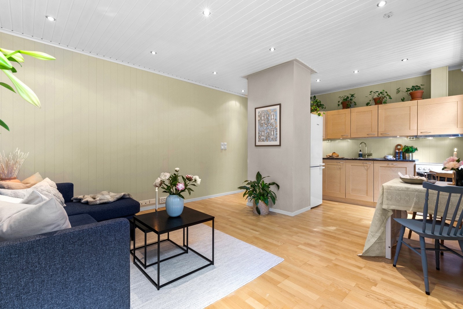 Det er utført maling av flere rom i 2023 og alt er innredet i moderne, avstemte farger som gir en stemning av harmoni og ro Galleribilde