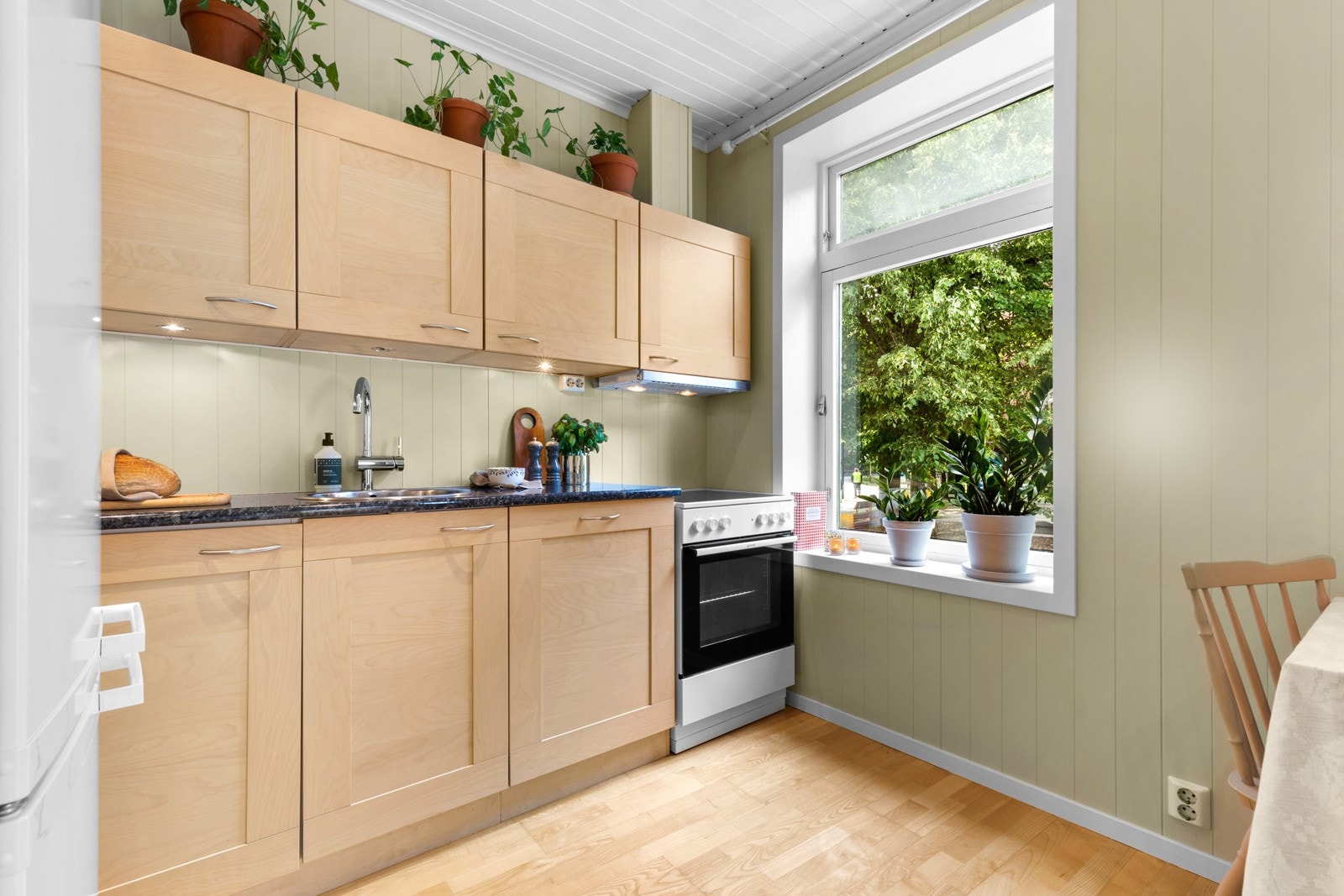 Hvitevarer følger med og består av integrert oppvaskmaskin, samt frittstående kjøle-/fryseskap og komfyr med stekeovn og keramisk platetopp Galleribilde